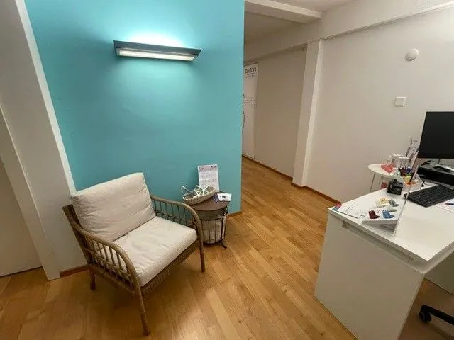 Studio mit türkisfarbener Wand